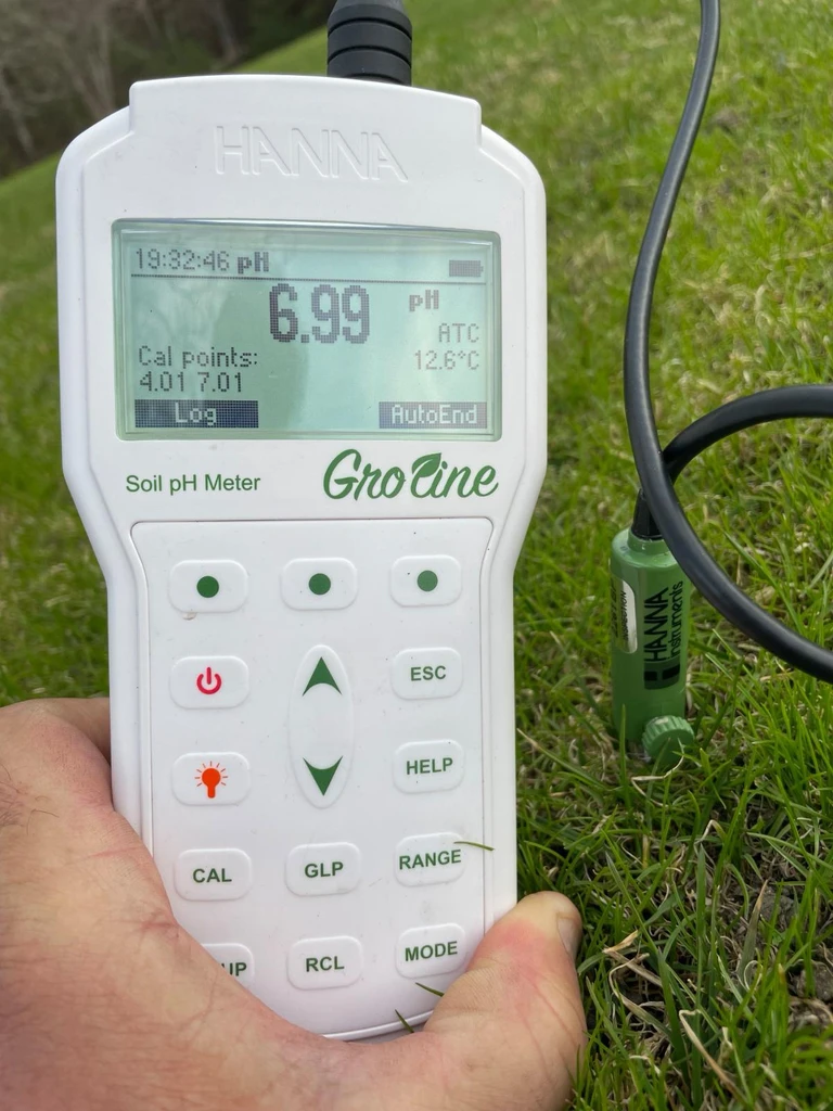 Test du pH du sol de pelouse à Gatineau avec sonde portable – diagnostic terrain par Hortiplan Outaouais