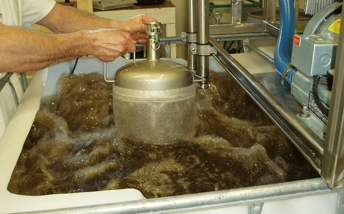 Brassage du thé de compost oxygéné – Extraction microbienne pour un amendement organique et une régénération du sol durable