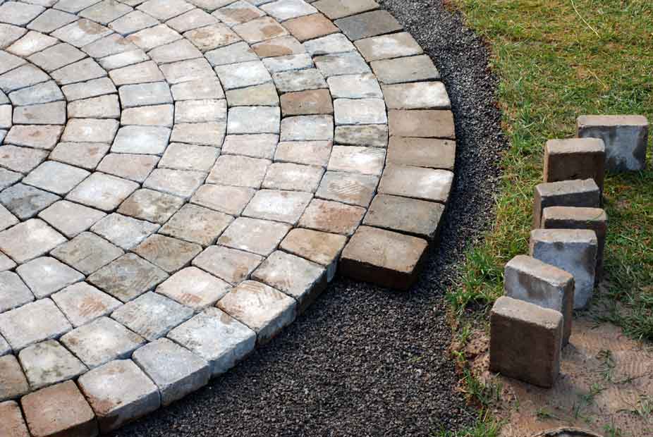 Services professionnels d'installation et réparation de pavé uni pour aménagement paysager extérieur avec marque Permacon, Techo-Bloc