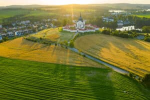 Vue aérienne d’un aménagement écologique en Outaouais, intégrant nature, agriculture durable et espaces verts aménagés